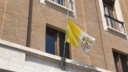 bandiere a mezz'asta (Fonte Il Piccolo di Trieste)